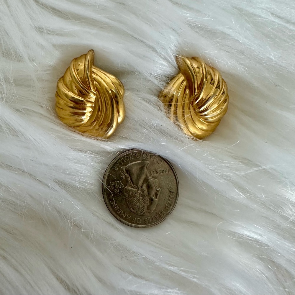 1.25” Vintage THAILAND Chunky Gold Tone Industrial Spiral Pierced Earrings - Picture 4 of 6
